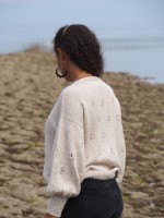 Женский пуловер с небольшим ажурным узором