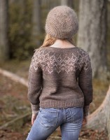 Вязаный спицами пуловер для девочки