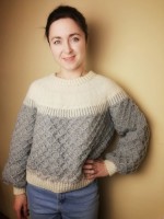 Женский пуловер с фактурным узором