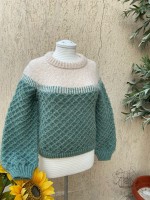 Женский пуловер с фактурным узором
