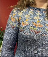 Жаккардовый пуловер спицами с цветами
