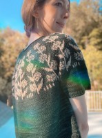 Вязаный пуловер спицами с цветами