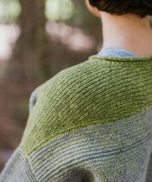 Вязаный спицами пуловер платочной вязкой