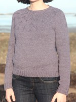 Женский пуловер с текстурной кокеткой