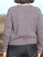 Женский пуловер с текстурной кокеткой