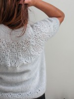  Женский пуловер спицами с узорной кокеткой