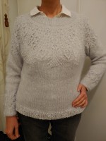 Женский пуловер спицами с узорной кокеткой