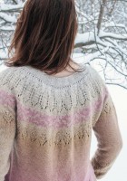 Вязаный спицами пуловер с ажурным узором