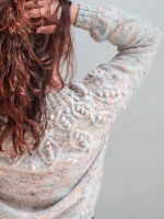 Вязаный спицами пуловер с косами на круглой кокетке