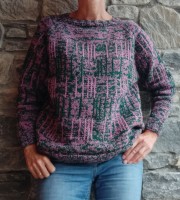 Вязаный двухцветный пуловер спицами