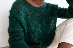 Вязаный спицами пуловер из мохера