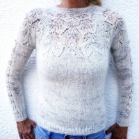 Вязаный пуловер спицами без швов