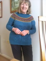 Ажурный пуловер с жакардовой кокеткой спицами