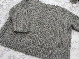 Женский пуловер спицами с аранами