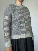 Женский пуловер с интарсией спицами
