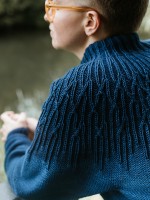 Вязаный спицами пуловер с текстурной кокеткой
