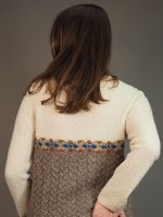 Вязаный текстурный пуловер с косами