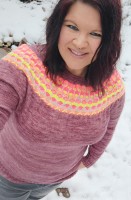 Вязаный пуловер с круглой цветной кокеткой