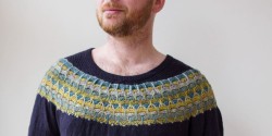 Вязаный спицами пуловер с цветной кокеткой