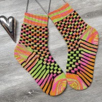 Вязаные спицами носки с плетённым узором