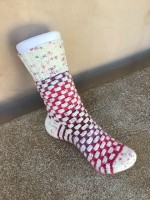 Вязаные спицами носки с плетённым узором