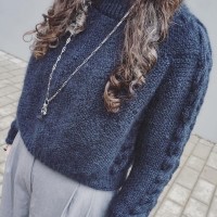 Вязаный пуловер с косами на рукавах