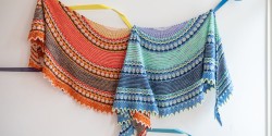 Многоцветная узорная шаль спицами