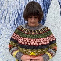 Женский пуловер спицами из остатков пряжи