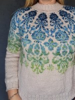 Женский пуловер с жаккардовой кокеткой сверху