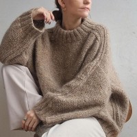 Вязаный спицами свитер оверзайз