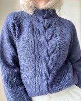 Вязаный спицами свитер с косой