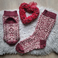 Вязаные носки с сердечками