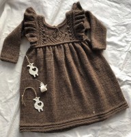 Вязаное спицами детское платье с боди