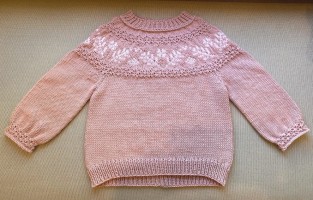 Вязаный спицами пуловер для девочки