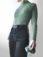Вязаный спицами свитер