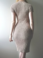 Вязаное спицами платье резинка