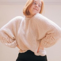 Вязаный спицами пуловер с пышными рукавами
