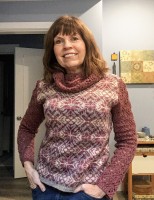 Вязаный свитер спицами с ажурными рукавами