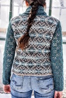 Вязаный спицами свитер с жаккардовым узором