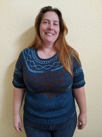 Женский пуловер спицами без швов