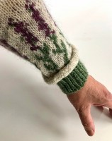 Вязаный спицами пуловер с жаккардовым узором