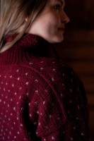 Женский жаккардовый свитер с плечом погон