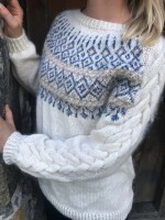 Бесшовный пуловер спицами с косами на рукавах