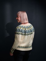 Женский пуловер спицами с жаккардовой кокеткой