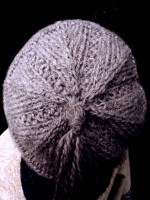 Вязаная шапка плетеным узором