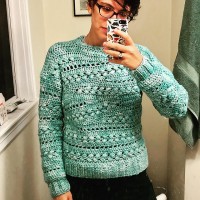 Вязаный крючком пуловер женский