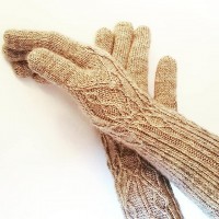 Вязаные перчатки спицами