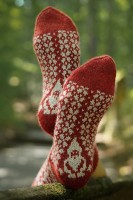 Вязаное носки спицами с жаккардовым узором
