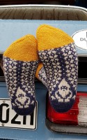 Вязаные носки спицами со снежинками