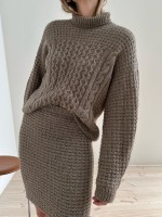 Вязаный спицами свитер с вафельным узором